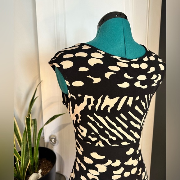 Motherhood Maternity size small Black and Tan Dotted Speckle Dress w/ Tie Front - Picture 11 of 16